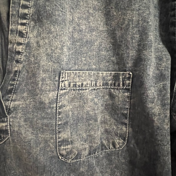 #1741. Dizzylizzy 3/4 Roll-Tab Sleeve Chambray Button Shirt. Women's Size 2X - Picture 3 of 7